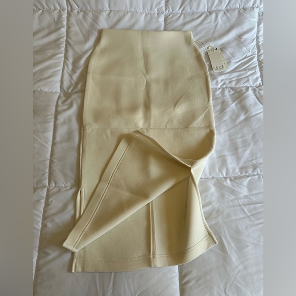 New Leze The Label Size Medium Skirt in a Cream/Bone Colour - Picture 2 of 5